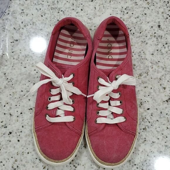 Vionic Pink Sneakers with White Laces - Picture 6 of 10